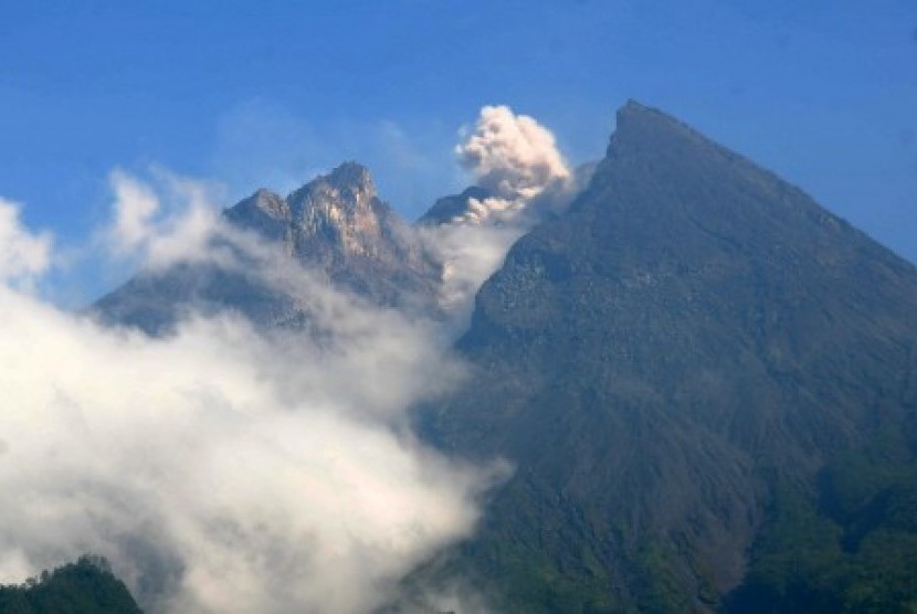 Aktivitas Gunung Merapi terlihat dari Deles Indah, Kemalang, Klaten, Jawa Tengah. 