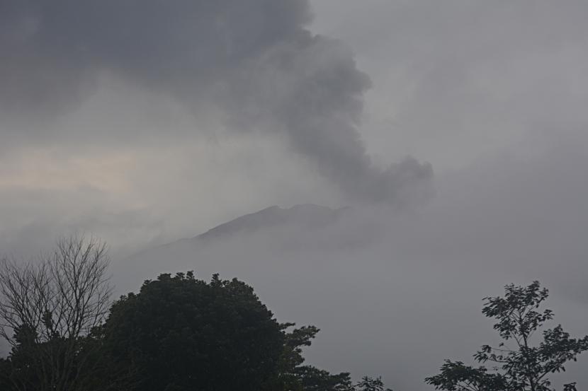 Aktivitas Gunung Raung terpantau dari Desa Sumberwringin, Sumberwringin, Bondowoso, Jawa Timur, Rabu (10/2/2021). Data Pos Pengamatan Gunung Api (PPGA) Raung pukul 00:00-06:00 WIB menunjukkan adanya asap kawah utama berwarna kelabu dan hitam dengan intensitas sedang hingga tebal tinggi sekitar 1000-2000 meter dari puncak dan pihaknya kemudian mengimbau masyarakat terkait adanya sebaran hujan abu vulkanik.