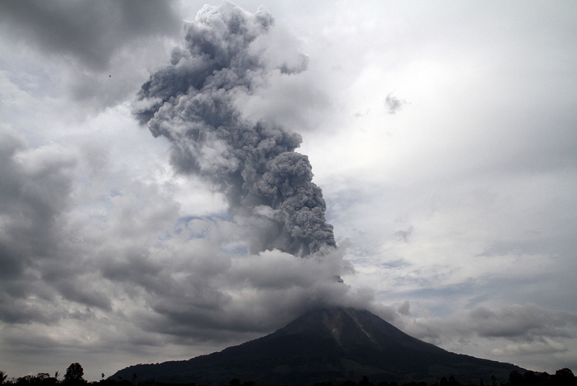   Aktivitas Gunung Sinabung yang kembali mengeluarkan semburan abu vulkanik di lihat dari Desa Tiga Pancur, Kabupaten Karo, Sumut, Selasa (5/11).    (Antara/Rony Muharrman)