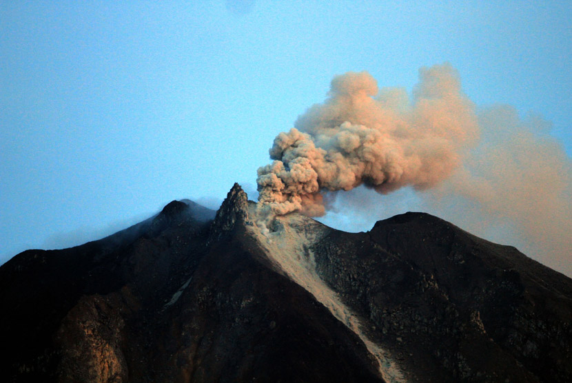 Aktivitas Gunung Sinabung yang masih menyemburkan debu vulkanik dilihat dari Desa Tiga Pancur, Karo, Sumut, Kamis (7/11).   (Antara/Irsan Mulyadi)