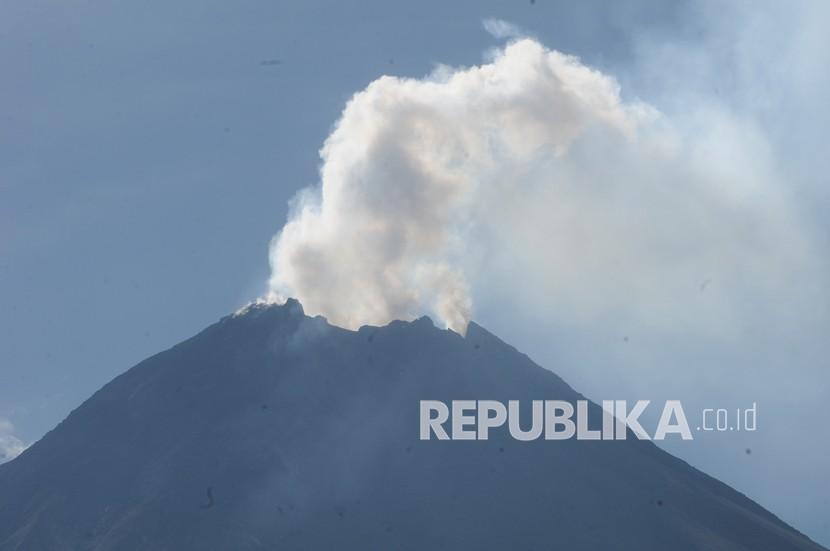 Aktivitas hembusan asap putih Gunung Merapi terlihat di wilayah Tlogolele, Selo, Boyolali, Jawa Tengah, Senin (16/11/2020). Berdasarkan data pengamatan Balai Penyelidikan dan Pengembangan Teknologi Kebencanaan Geologi (BPPTKG) per enam jam pada pukul 06.00 WIB - 12.00 WIB terjadi 21 gempa guguran, 16 kali gempa hembusan, 65 kali fase banyak dan 12 kali gempa vulkanik dangkal. 