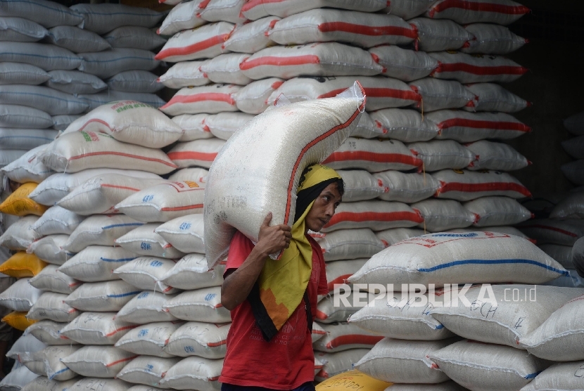 Aktivitas jual beli beras di Pasar Induk Beras Cipinang, Jakarta Timur, Kamis (26/10).