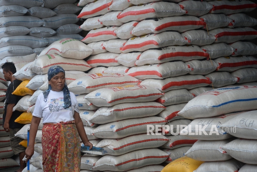 Aktivitas jual beli beras di Pasar Induk Beras Cipinang, Jakarta Timur.