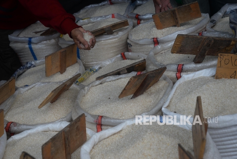Aktivitas jual beli beras di Pasar Induk Beras Cipinang, Jakarta Timur, Kamis (26/10).