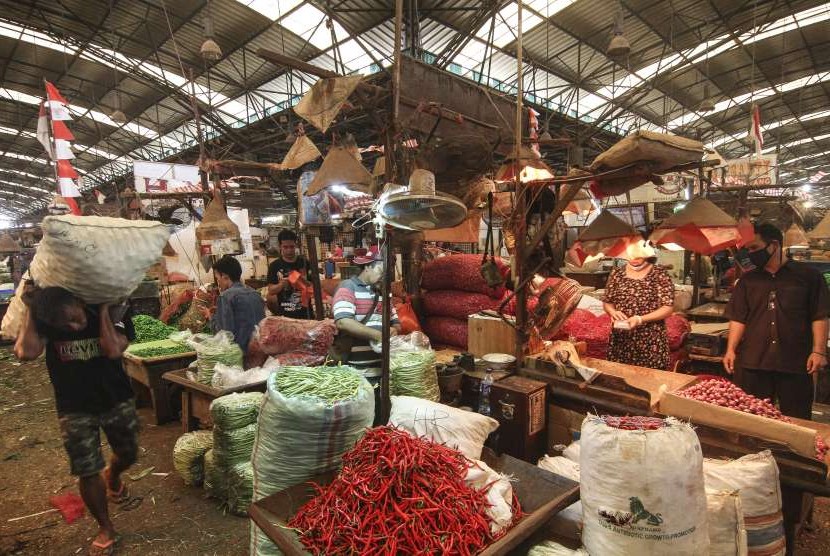 Aktivitas jual beli di Pasar Induk Kramat Jati, Jakarta, Jumat (3/8).