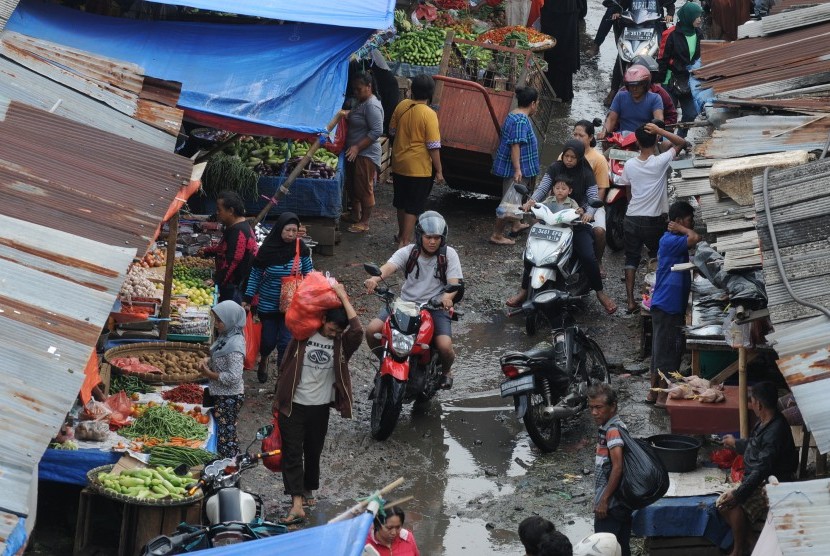 Aktivitas jual beli di pasar tradisional Pasar Kemirimuka, Depok, Jawa Barat, Senin (29/2).