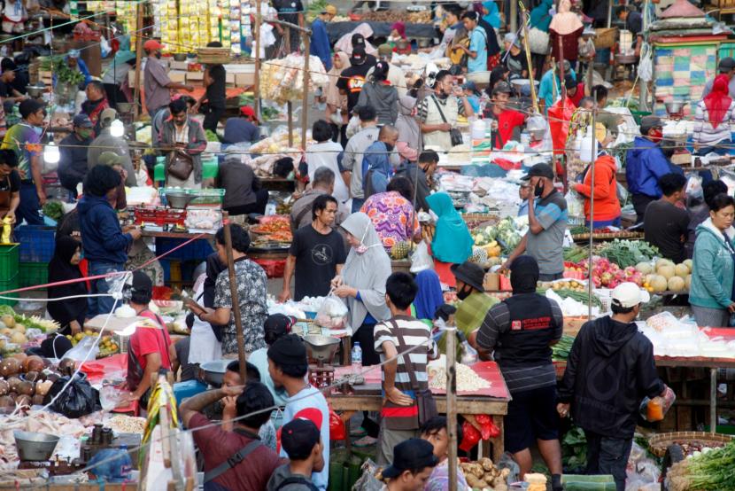 Aktivitas jual beli di pasar.