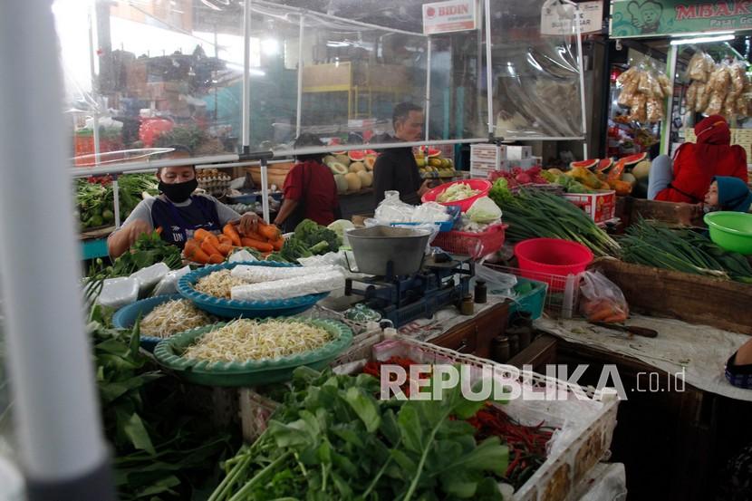 Aktivitas jual beli kebutuhan pokok di Pasar Gede Solo, Jawa Tengah.