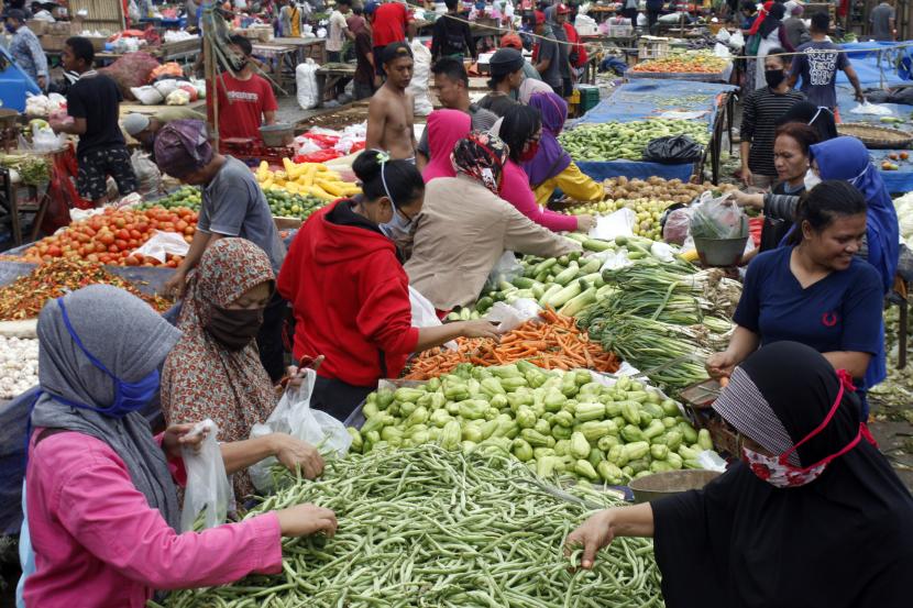 Aktivitas jual dan beli tidak menerapkan jaga jarak di Pasar Cibinong, Bogor, Jawa Barat, Selasa (28/4). Survei Pemantauan Harga (SPH) Bank Indonesia pada minggu keempat April 2020 menunjukkan inflasi diperkirakan 0,18 persen secara bulanan.