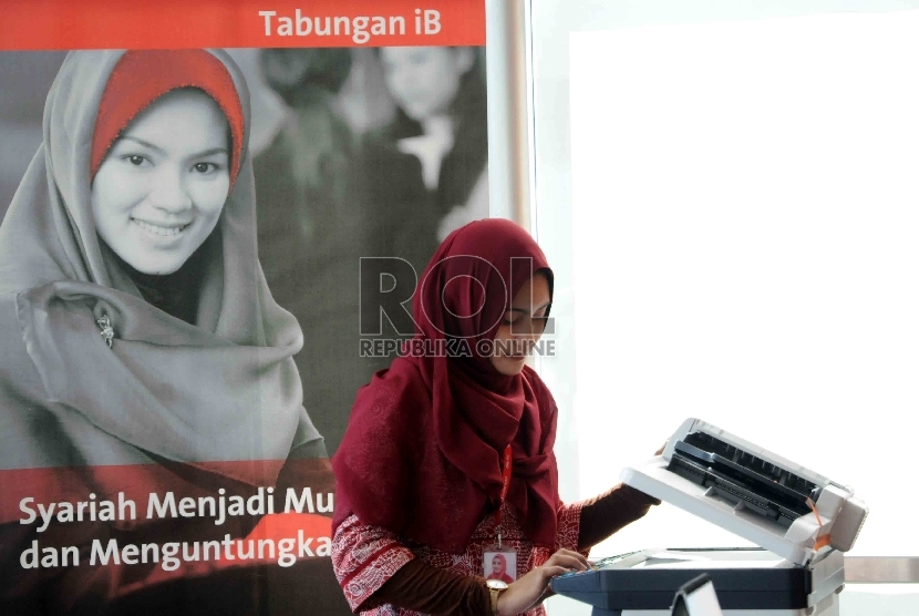 Aktivitas karyawan di Bank OCBC NISP Syariah, Jakarta, Selasa (27/10).