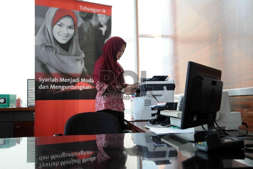 Aktivitas karyawan di Bank OCBC NISP Syariah, Jakarta, Selasa (27/10).