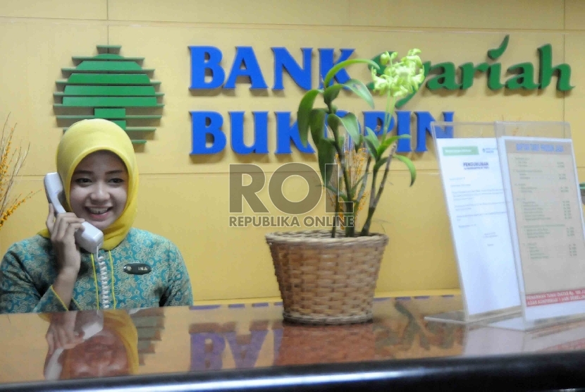  Aktivitas karyawan di banking hall Bank Syariah Bukopin, Jakarta, Selasa (1/9). 