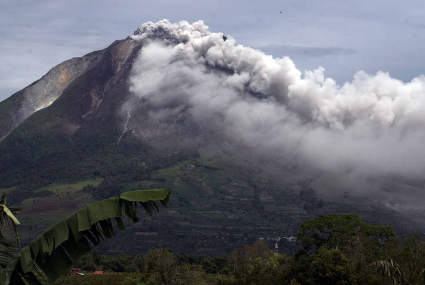 Aktivitas kawah gunung Sinabung mengeluarkan debu vulkanik saat meletus di Desa Simpang Empat Kab Karo, Sumut, Ahad (15/9).