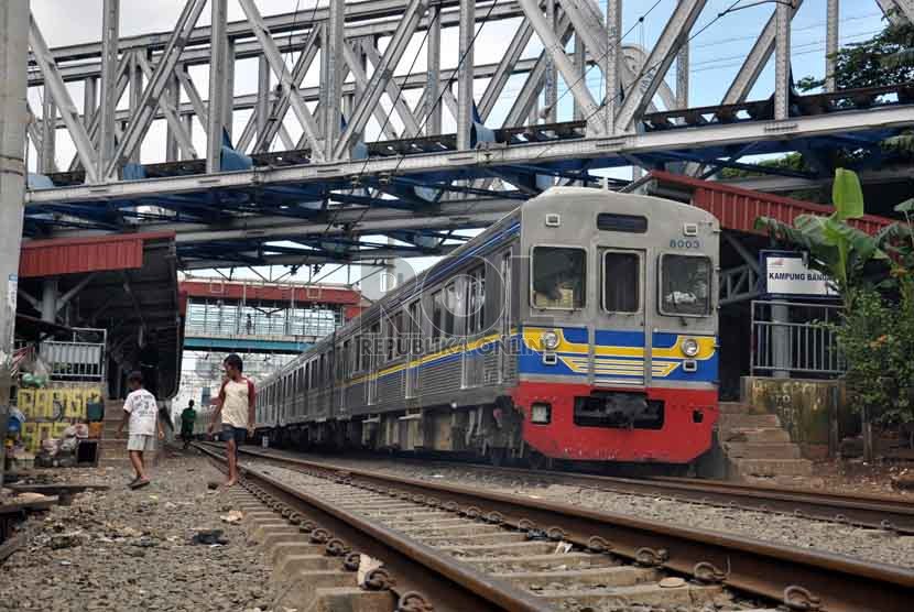 Aktivitas kereta api yang melintasi rel di Stasiun Kampung Bandan, Jakarta Utara, Senin (28/1).  (Republika/Rakhmawaty La'lang) 