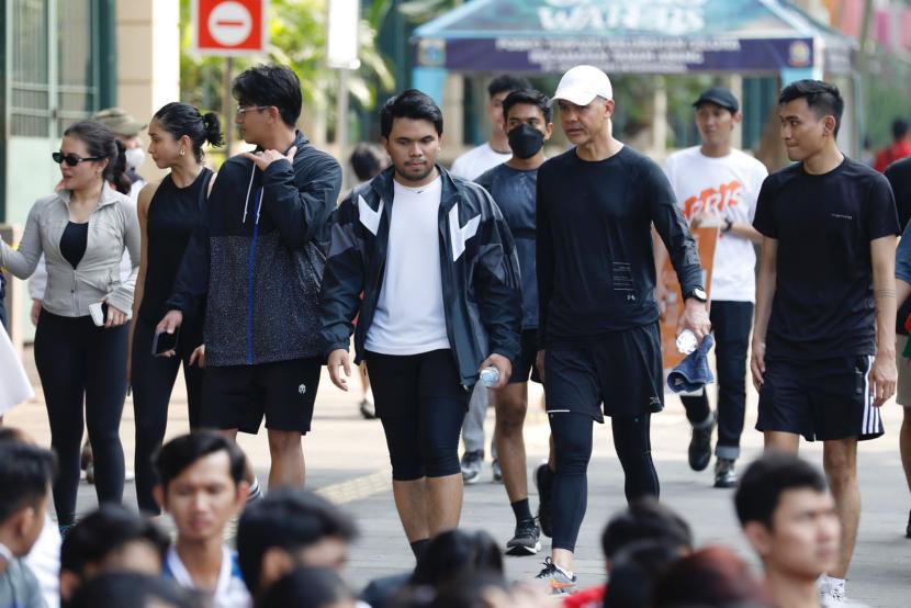 Aktivitas lari pagi di kawasan Car Free Day (CFD) di kawasan Jalan Jenderal Sudirman, Jakarta, Ahad (19/11/2023).