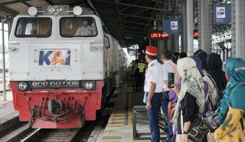 Aktivitas layanan transportasi kereta api di Stasiun Semarang Tawang, Kota Semarang, Rabu (9/3).