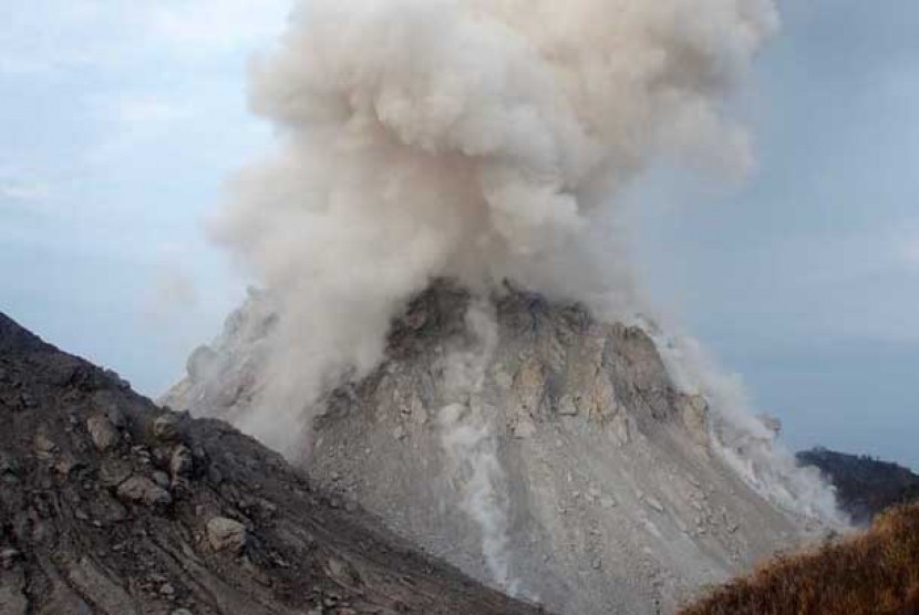 Mount Rokatenda in East Nusa Tenggara (NTT) province erupts early Saturday morning. (file photo)