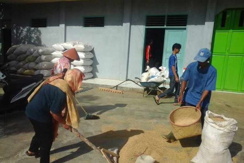 Aktivitas masyarakat desa Cigalontang dalam program Lumbung Desa.