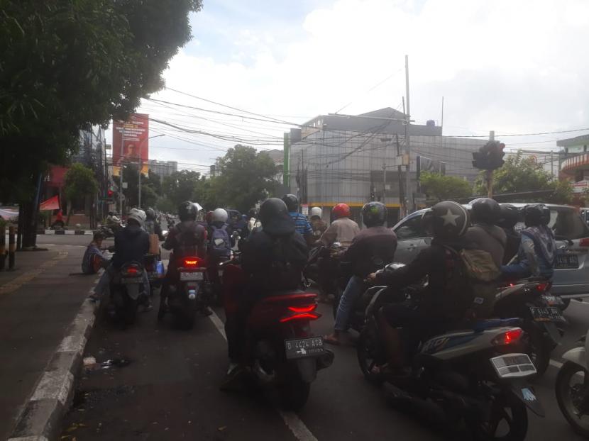 Aktivitas masyarakat di Jalan Kopo Bandung masih terpantau ramai dengan pengendara motor dan mobil.