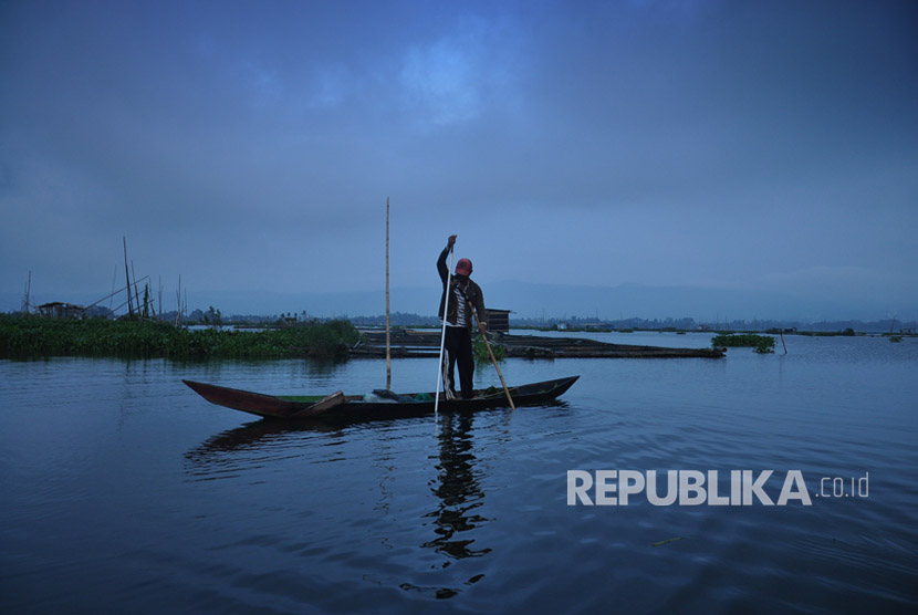 Aktivitas menangkap ikan di danau alam Rawapening, Kabupaten Semarang, Jawa Tengah.