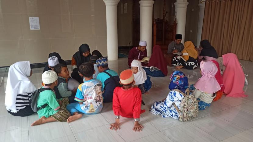 Aktivitas mengaji di salah satu mushala wilayah Singosari, Kabupaten Malang, Senin (20/4) sore