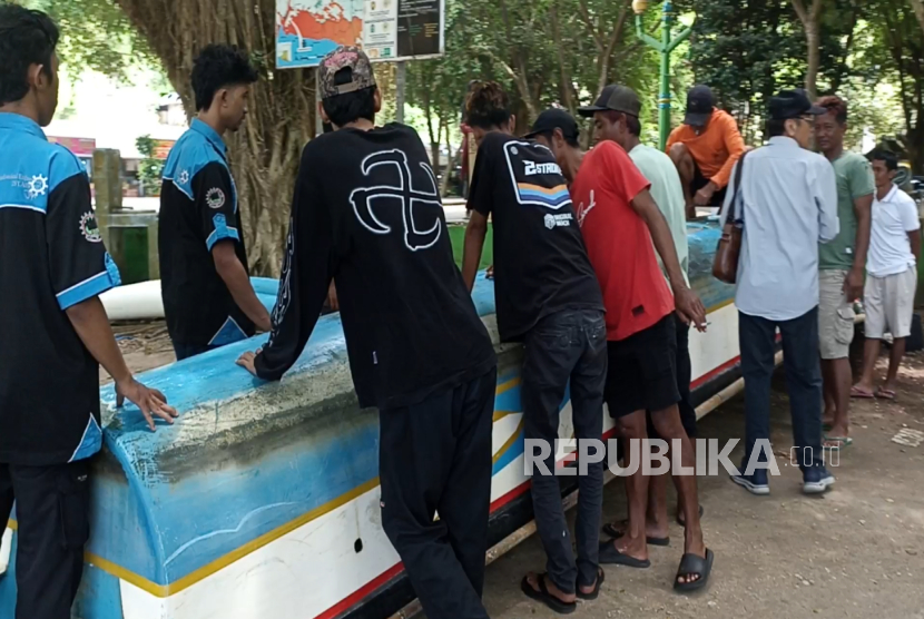  Aktivitas nelayan dalam mengikuti pelatihan perbaikan kapal yang juga melibatkan mahasiswa Universitas AKPRIND Indonesia.