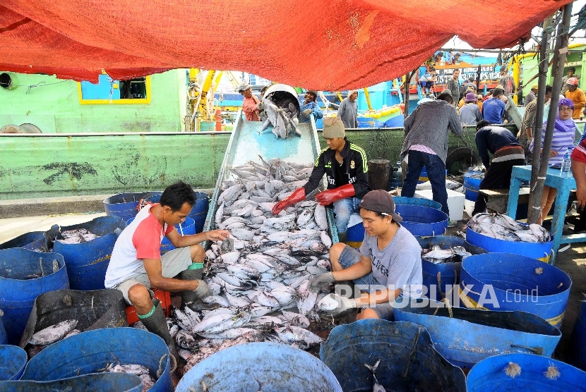  Aktivitas nelayan membongkar muat ikan di Pelabuhan Muara Baru, Jakarta, Senin (25/4).  (Republika/Agung Supriyanto)