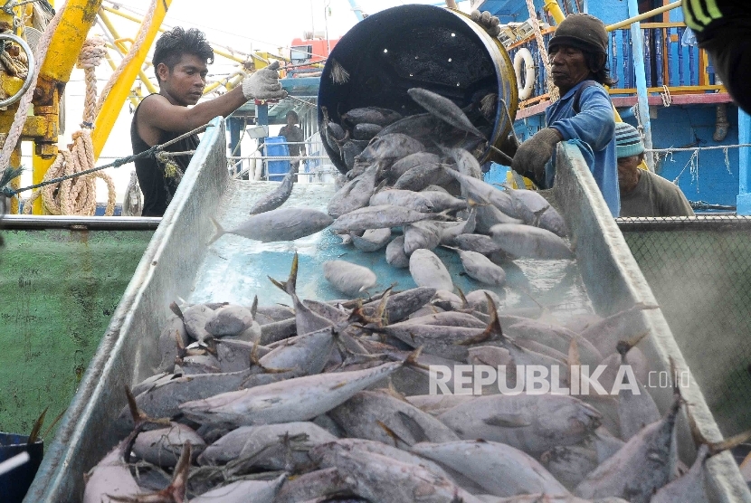 Aktivitas nelayan membongkar muat ikan di Pelabuhan Muara Baru, Jakarta, Senin (25/4).  (Republika/Agung Supriyanto)