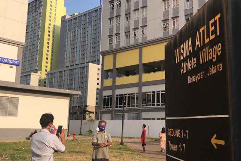 Aktivitas olahraga pagi di Wisma Atlet Kemayoran, Jakarta yang menjadi rumah sakit darurat sekaligus tempat isolasi mandiri untuk pasien Covid-19. Ilustrasi