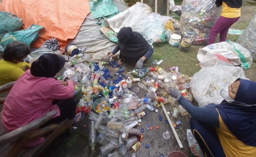 Aktivitas para ibu rumah tangga memilah sampah di Bank Sampah (BS)  ilustrasi