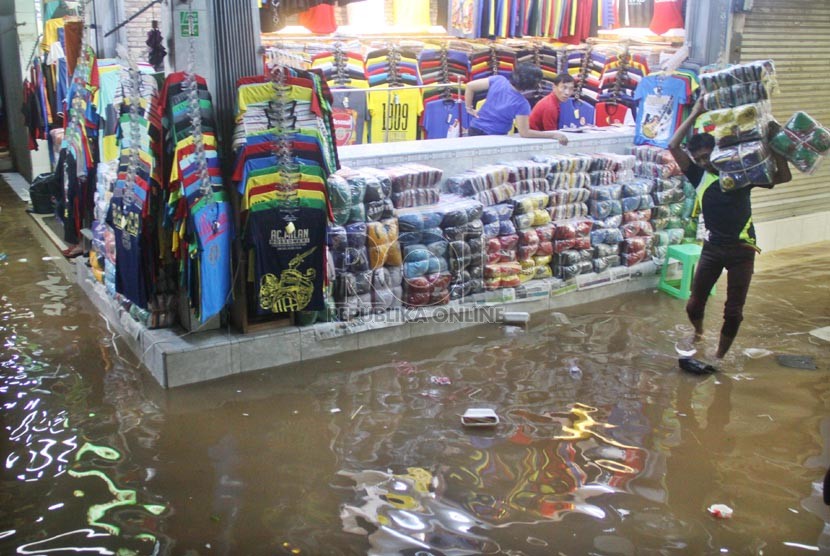  Aktivitas para pedagang di Pasar Raya Cipulir yang masih digenangi air, Jakarta Selatan, Selasa (21/1). (Republika/Yasin Habibi)