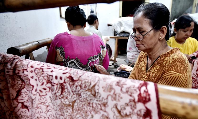  Aktivitas para pembatik di salah satu industri batik tulis yang ada di Lasem, Kabupaten Rembang, Jawa Tengah.