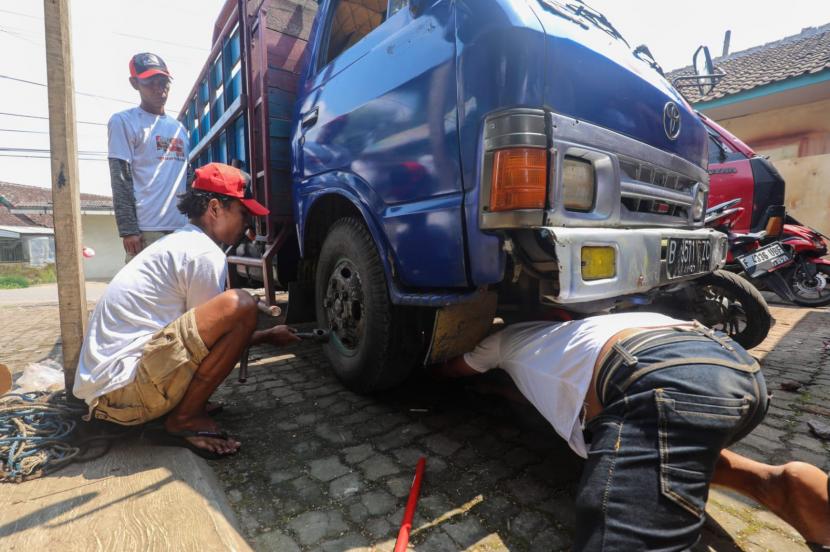 Aktivitas para supir truk di Pangkalan Truk Danu Jaya, Kabupaten Sukabumi, Jawa Barat pada Sabtu (11/3/2023).