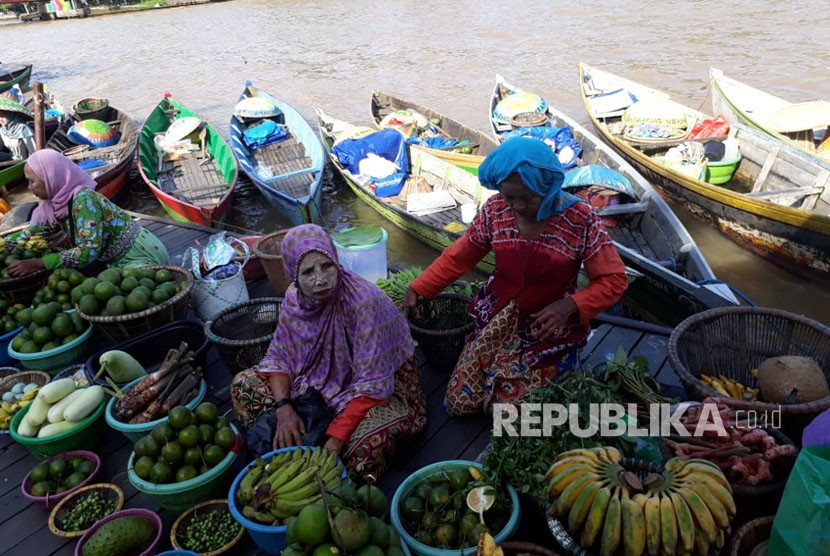 Aktivitas Pasar Subuh atau Pasar Apung di tepian Sungai Martapura, Banjarmasin  (ilustrasi) 