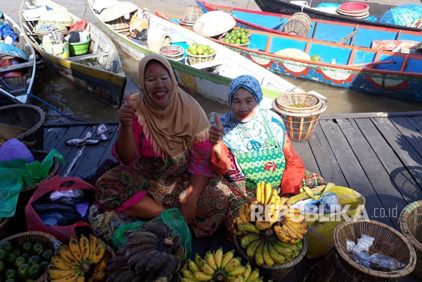 Aktivitas Pasar Terapung Siring di tepian Sungai Martapura, Banjarmasin, Kalimantan Selatan, Ahad (29/4).