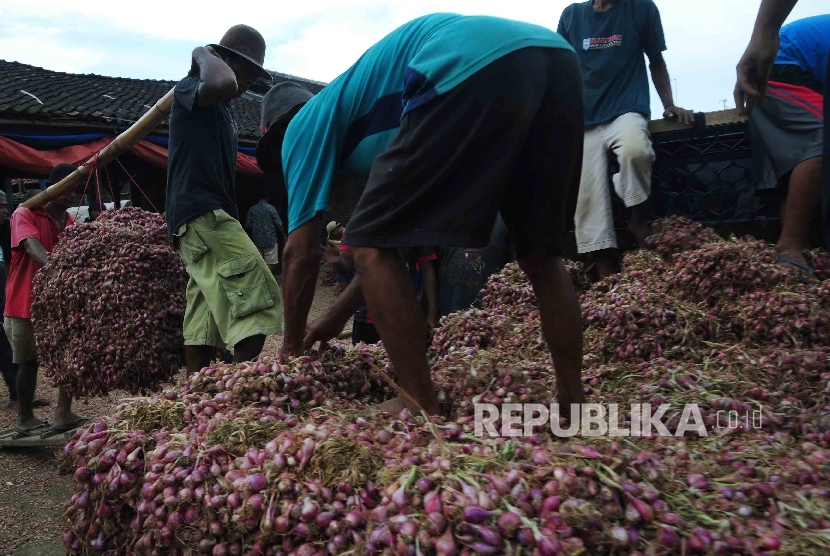 Aktivitas pedagang bawang di Pasar Bawang, Desa Larangan, Kecamatan Larangan, Brebes, Jawa Tengah. (iustrasi) (Republika/Agung Supriyanto)