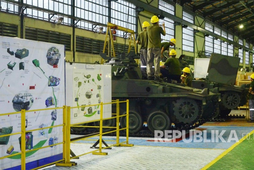 Aktivitas pegawai di antara Tank AMX 13 buatan di PT Pindad Kota Bandung, beberapa waktu lalu.