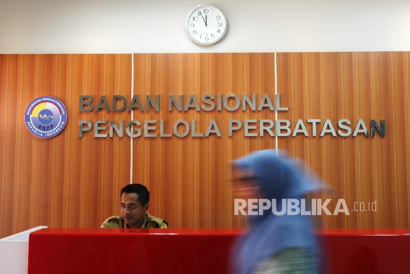  Aktivitas pegawai di kantor baru Badan Nasional Pengelola Perbatasan di Jakarta, Kamis (19/5).  (Republika /Rakhmawaty La'lang)