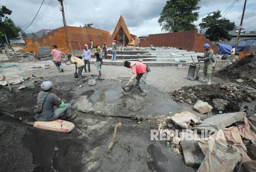 Aktivitas pekerja di lokasi proyek pembuatan Alun-Alun Cicendo, Jalan Arjuna, Kota Bandung, Jumat (22/12). Proyek tersebut ditargetkan selesai pada akhir tahun 2017.