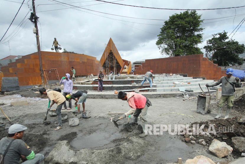 Aktivitas pekerja di lokasi proyek pembuatan Alun-Alun Cicendo, Jalan Arjuna, Kota Bandung, Jumat (22/12). Proyek tersebut ditargetkan selesai pada akhir tahun 2017.