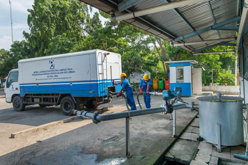 Aktivitas pekerja erusahaan Umum Daerah (Perumda) Pengolahan Air Limbah (PAL) Jaya.