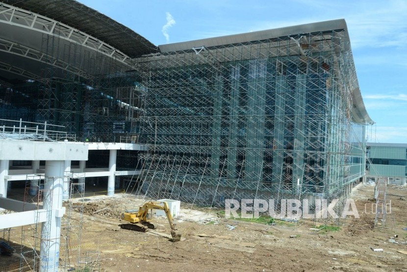 Aktivitas pekerja menyelesaikan fasilitas di proyek Bandara Internasional Jawa Barat (BIJB), di Kertajati, Kabupaten Majalengka, Rabu (28/3).
