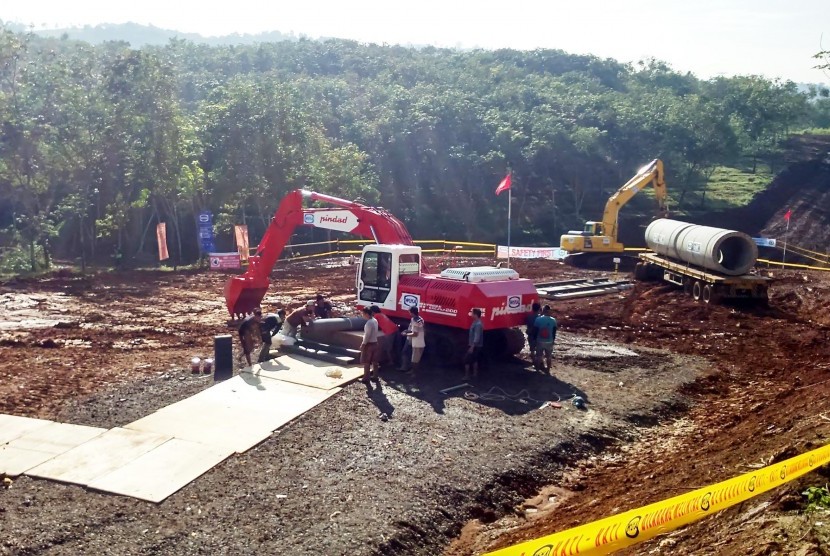 Aktivitas pekerja pembangunan jalur Kereta Api cepat Jakarta-Bandung, di lokasi ground breaking di daerah Ciwalini, Kabupaten Bandung Barat, Kamis (21/1). 