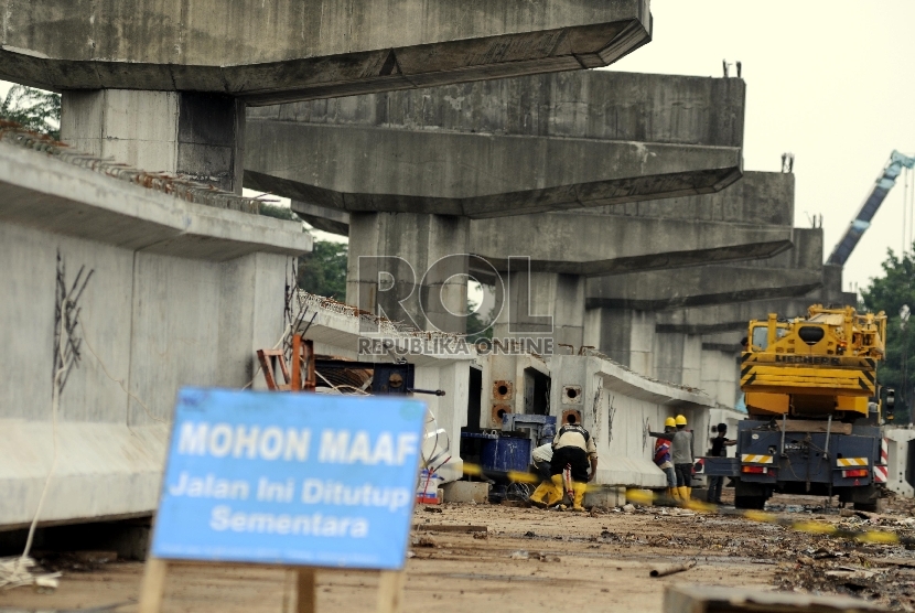 Aktivitas pekerja saat menyelesaikan proyek pembangunan Jalan Tol Bekasi-Cawang-Kampung Melayu (Becakayu) di kawasan Kalimalang, Jakarta Timur, Rabu (4/2). (Republika/Rakhmawaty La'lang)
