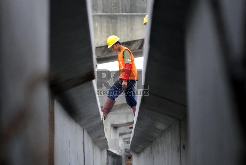 Aktivitas pekerja saat menyelesaikan proyek pembangunan Jalan Tol Bekasi-Cawang-Kampung Melayu (Becakayu) di kawasan Kalimalang, Jakarta Timur, Rabu (4/2). (Republika/Rakhmawaty La'lang)