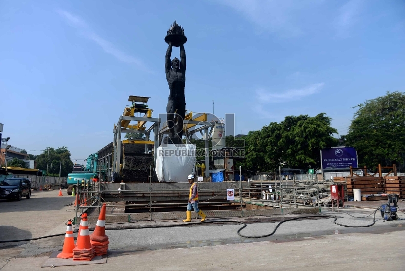   Aktivitas pekerja saat pengerjaan konstruksi terowongan Mass Rapid Transit (MRT) di Kawasan Senayan, Jakarta, Kamis (10/12).  (Republika/Wihdan)