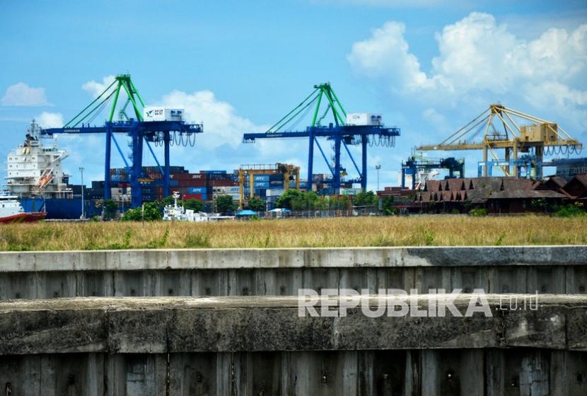 Aktivitas Pelabuhan Peti Kemas terlihat dari Center Point of Indonesia, Makassar, Sulawesi Selatan, Senin (8/11). Kinerja ekspor nasional pada bulan Oktober 2021 yang mengalami peningkatan bahkan mencetak rekor tertinggi sepanjang sejarah terbantu oleh naiknya harga-harga komoditas dunia.
