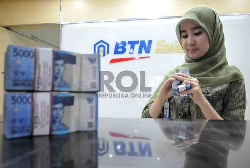 Aktivitas pelayanan dibanking hall salah satu kantor cabang Bank Tabungan Negara (BTN) Syariah di Jakarta, Jumat (15/8).