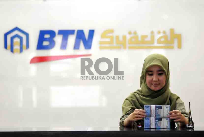 Aktivitas pelayanan dibanking hall salah satu kantor cabang Bank Tabungan Negara (BTN) Syariah di Jakarta, Jumat (15/8).