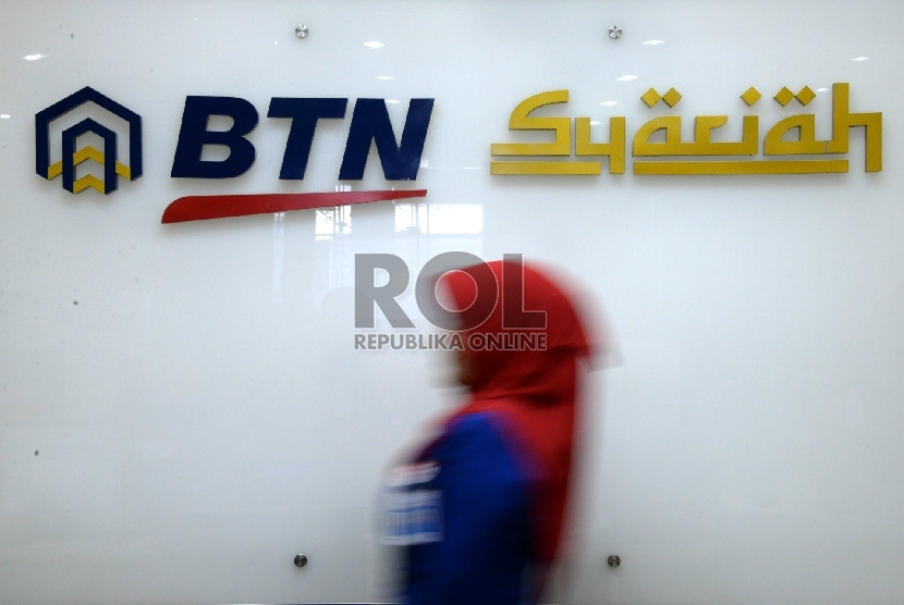Aktivitas pelayanan dibanking hall salah satu kantor cabang Bank Tabungan Negara (BTN) Syariah di Jakarta,Rabu (11/3).